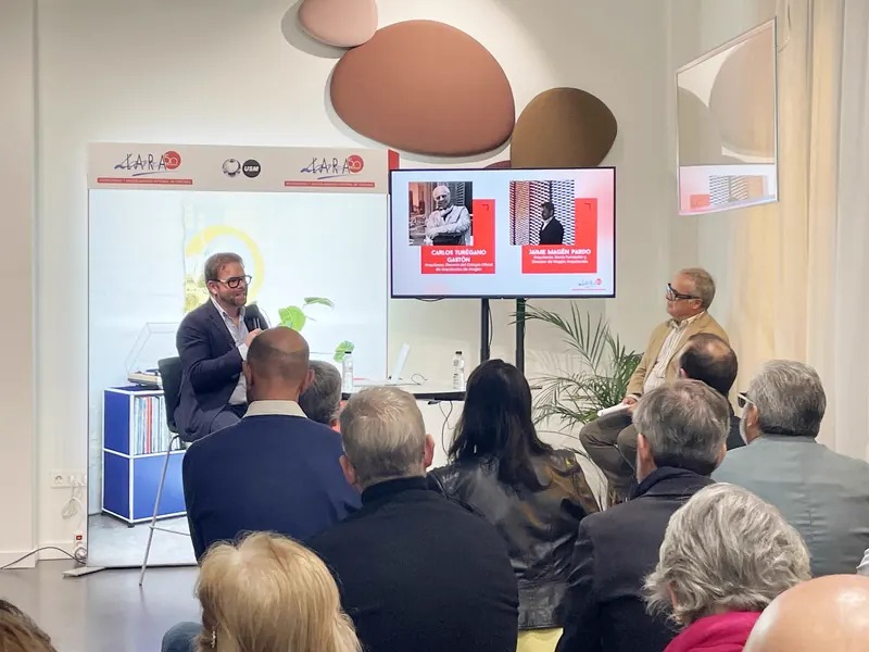 Ponente y público durante la segunda mesa redonda de las Jornadas de Arquitectura y Diseño de Lara