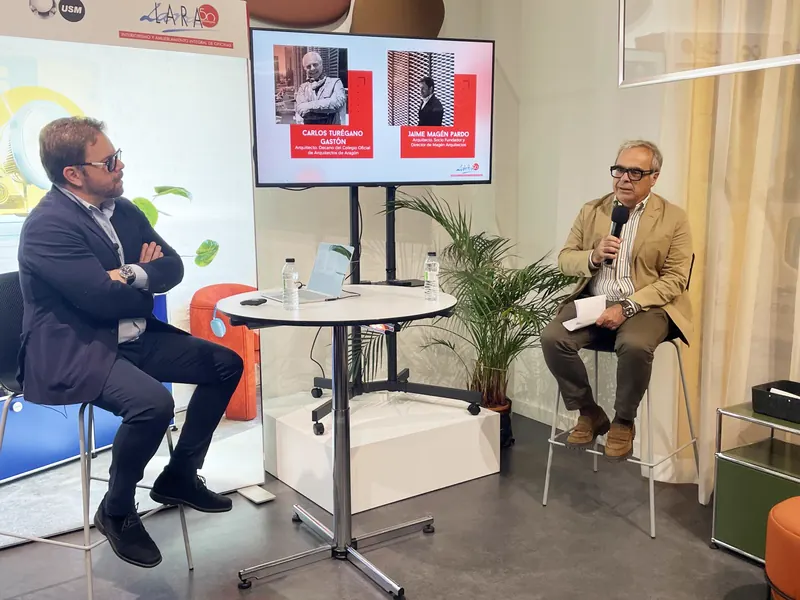 Dos ponentes sentados durante la segunda mesa redonda de las Jornadas de Arquitectura y Diseño de Lara