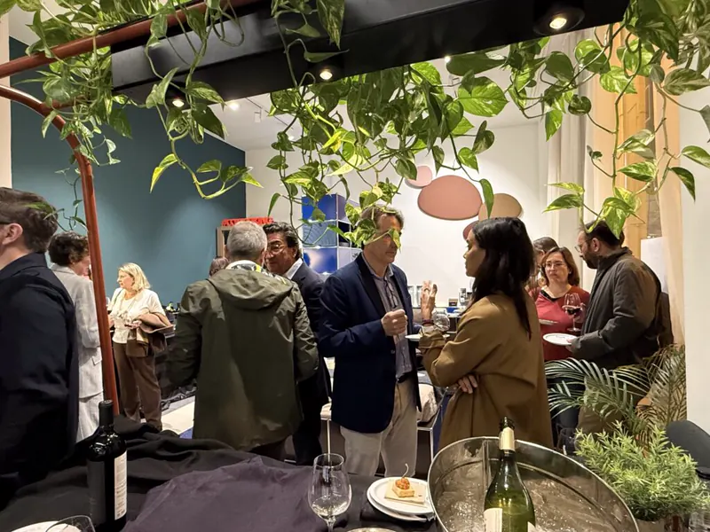 Asistentes al encuentro de maridaje en el showroom de Lara en Zaragoza, entre plantas y piezas expuestas