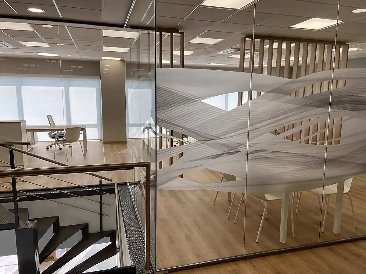 Escalera y sala de reuniones acristalada con vinilo decorativo