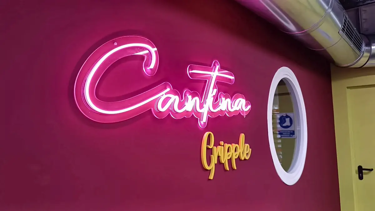 Rótulo luminoso de la cantina sobre la pared granate