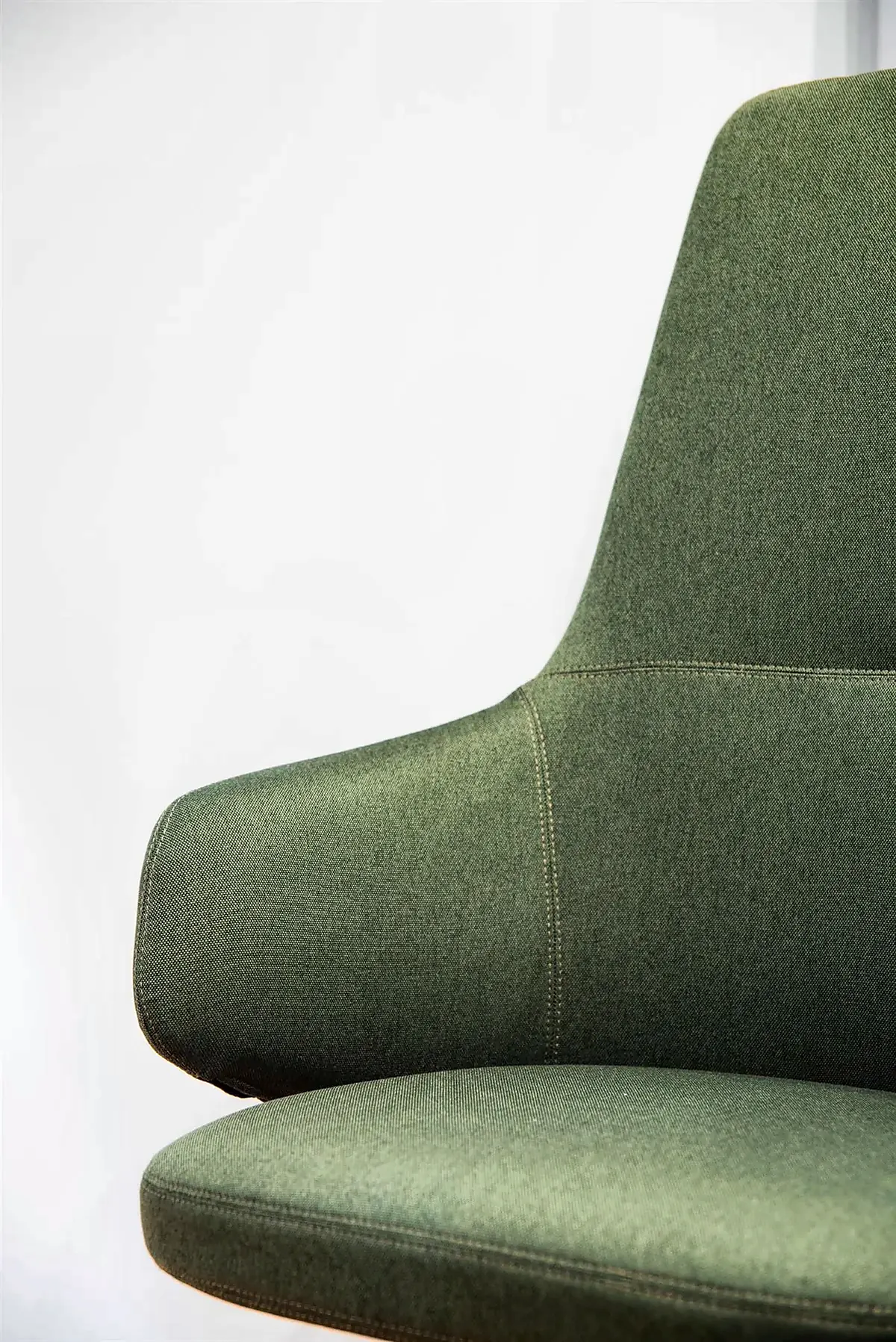 Detalle de una butaca tapizada en verde
