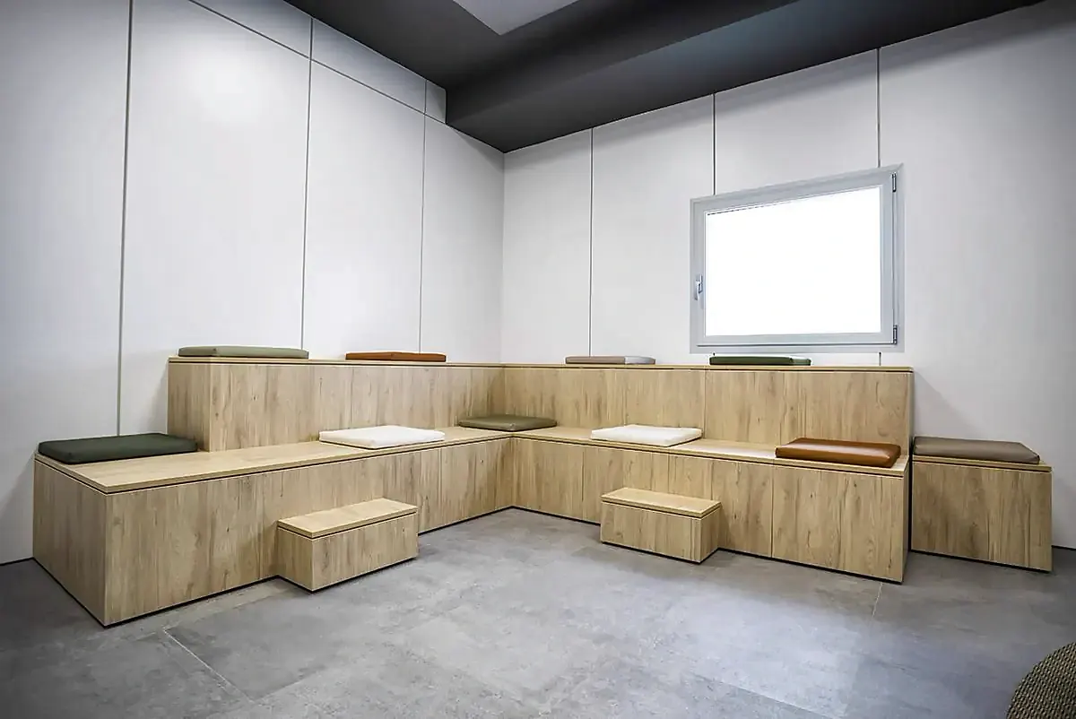 Graderío modular de madera con cojines para charlas y formaciones