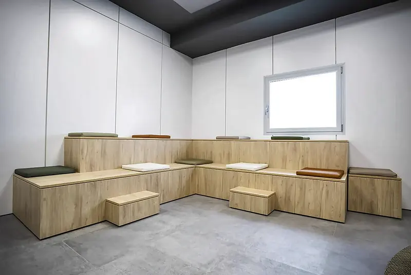 Graderío modular de madera con cojines para charlas y formaciones